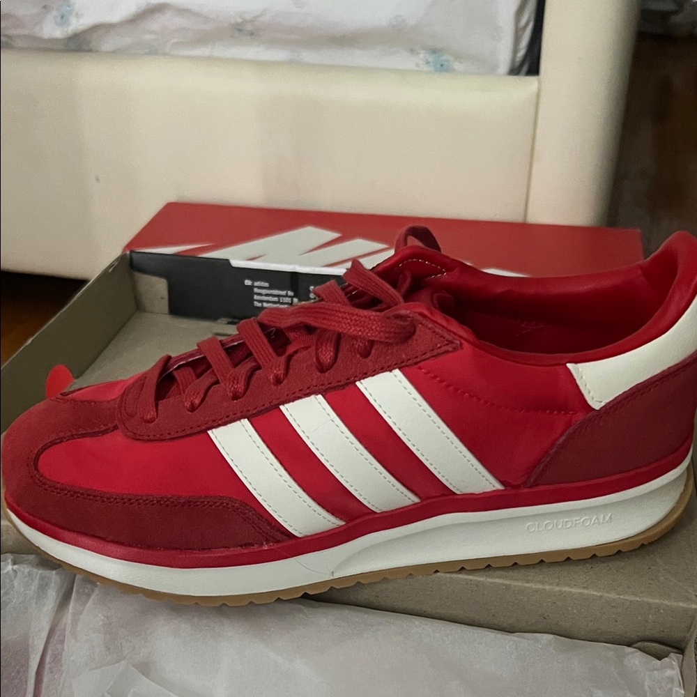 9.5 men’s adidas shoe never worn